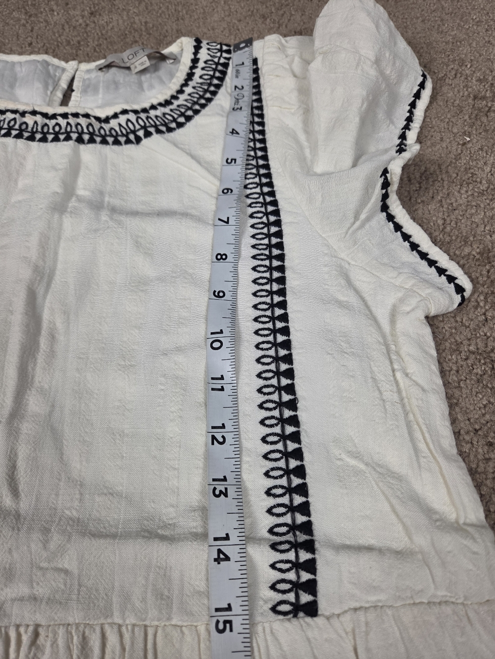 Elegant White Dress with Black Accents - Picture 5 of 10